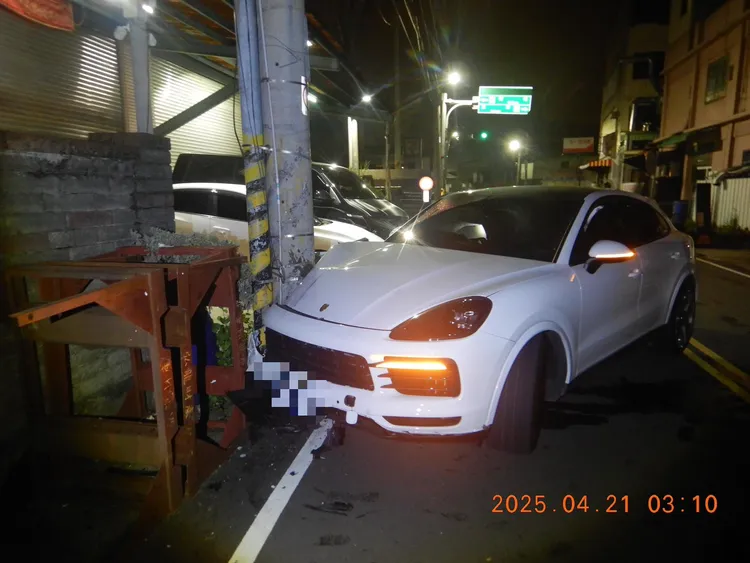 保時捷連撞2車後衝撞電線桿。民眾提供