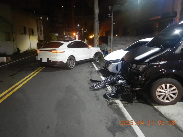 黑色商旅車保險桿被保時捷撞斷。民眾提供