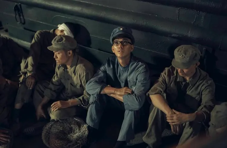 曾少宗（中）在戲裡演政治犯，造型讓人認不出。翻攝自曾少宗IG