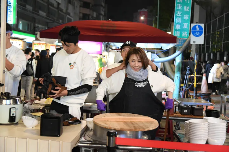 李翊君（右）與攤主們一同出勤擺攤。三立提供