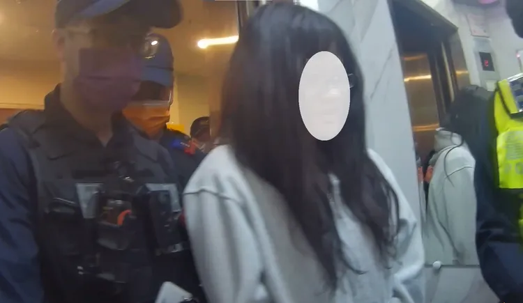 通緝犯王女南下躲台中養生會館，被警方臨檢落網。翻攝畫面