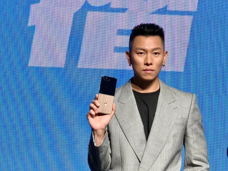 瘦子手握６支代言。娛樂中心攝