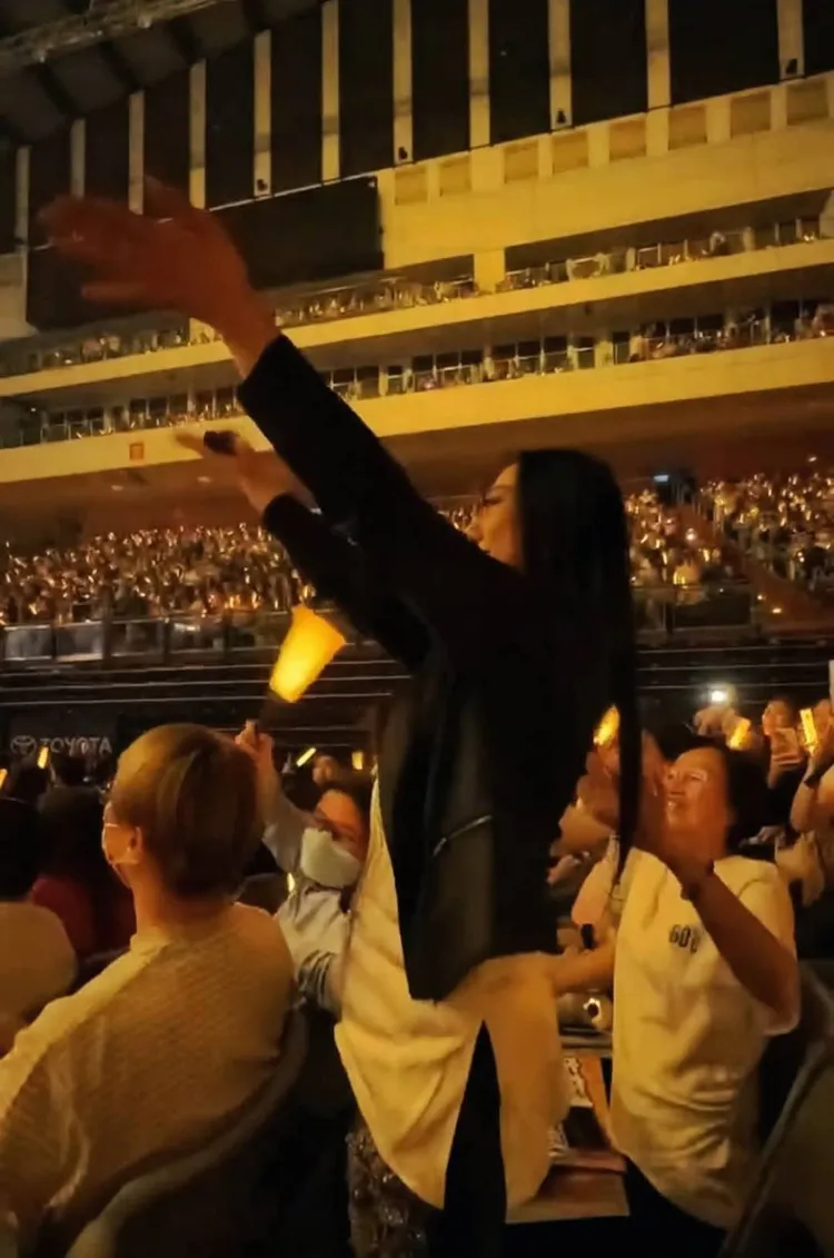 高慧君在張學友演唱會上被觀眾拱站起來。翻攝高慧君臉書