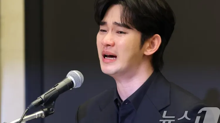 金秀賢在記者會上哭到崩潰。翻攝news1