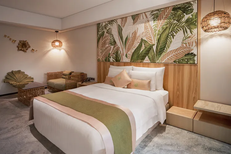 熱帶森林主題房以呈現南洋風情為主，床頭板以手工雕繪闊葉型熱帶植木相呼應。阿樹國際旅店提供