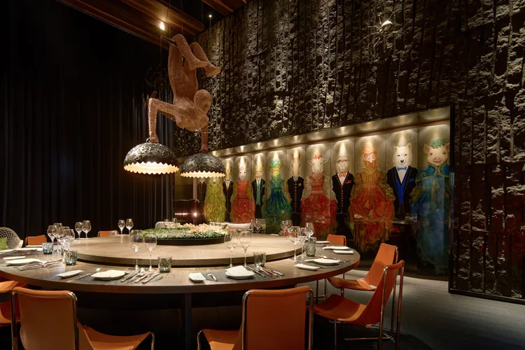 原石貴賓廳獨立包廂，以黑檀木色系的咖啡絨石皮與岩石展現牆面內斂卻充滿原始魅力的設計，在此享有賓至如歸的獨奢服務，締造尊榮不凡的宴飲體驗。阿樹國際旅店提供