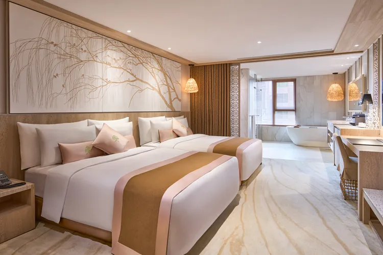 中東沙曼主題房為呈現中東風格，整體色調以沙漠砂岩粉橘色為主，搭配窗花圖騰以及砂岩感牆面。阿樹國際旅店提供