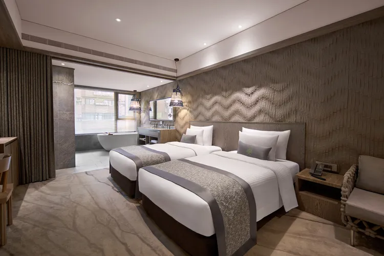 漱石主題房以半手工石岩磚打造如水波紋造型的牆面，經過高溫與手工敲擊製造而成，經由精準計算拼貼砌成，顯現出如義大利古典建築特色與工藝。阿樹國際旅店提供