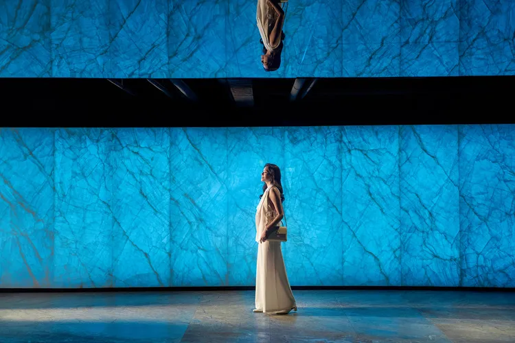 迎賓大廳以水晶光牆投影森林意象為旅人淨化心靈。阿樹國際旅店提供