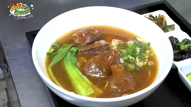 木村拓哉品嘗「天東86牛肉麵」的爆筋牛肉麵。翻攝木村拓哉YouTube