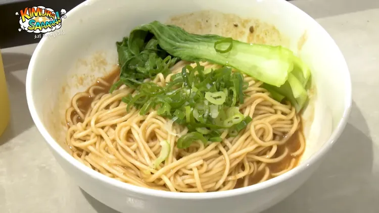 木村拓哉對酸辣乾拌麵很好奇。翻攝木村拓哉YouTube