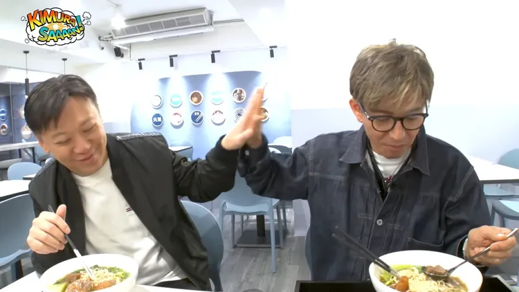木村拓哉（右）和推薦吃牛肉麵的楊董擊掌。翻攝木村拓哉YouTube