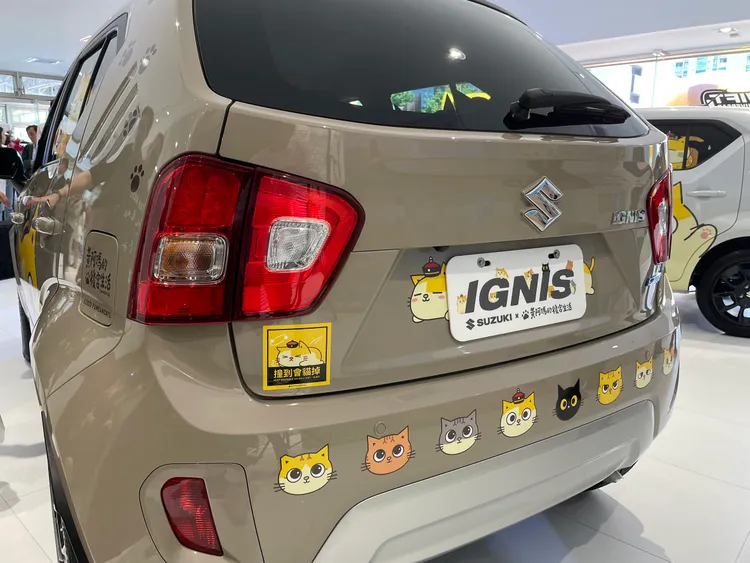 後保桿刷一整排的貼紙，「撞到會貓掉」的貼紙頗逗趣。林浩昇攝