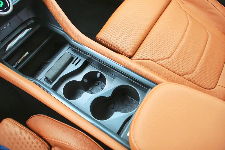 中央鞍座省去了傳統排檔桿，因此帶來更多的置杯及收納空間。林浩昇攝
