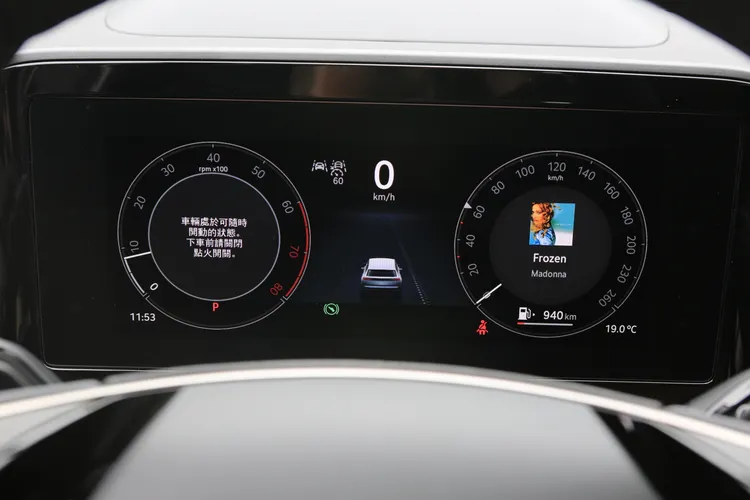 全車系都標準配備資訊及功能豐富的10吋彩色數位儀表板。林浩昇攝