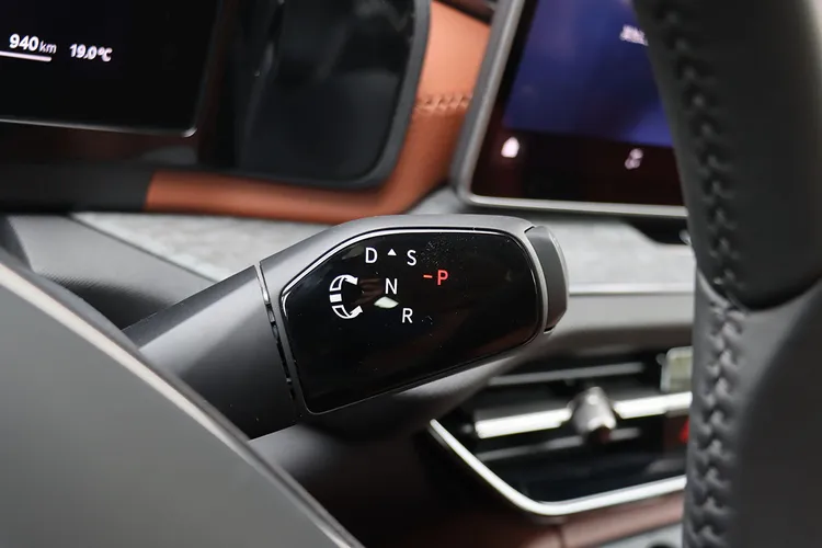 七速DSG雙離合器自手排變速箱，在此代車型改為方向盤後方，以線傳旋鈕式操作。林浩昇攝