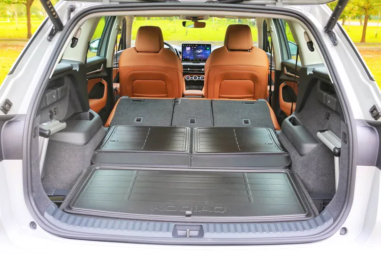 將第二排及第三排座椅打平後，行李廂可達到2,035公升的最大容積。林浩昇攝
