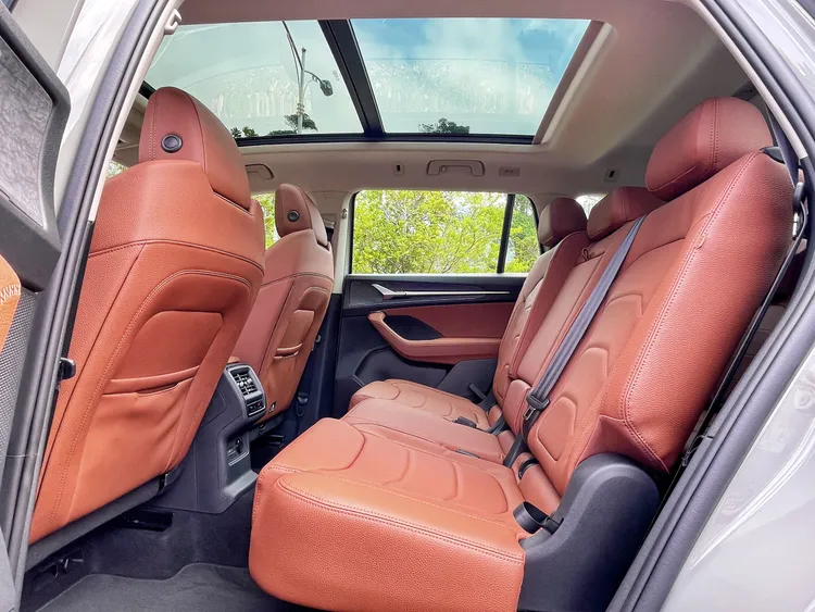 第二排空間一如過往寬敞舒適，並可六四分離進行前後滑移調整機能。林浩昇攝