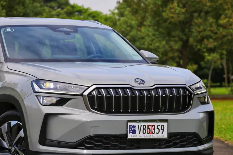 全新八角形鍍霧銀水箱罩內部鑲嵌14組LED光源，夜間點亮時形成鑽石般的貫穿式光帶，並標準配備Matrix LED 2.0智慧複眼頭燈。林浩昇攝