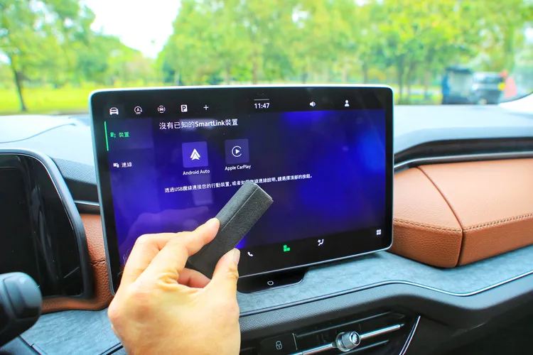 有了內建的螢幕擦拭器，隨時能清除螢幕上的指紋痕跡。林浩昇攝