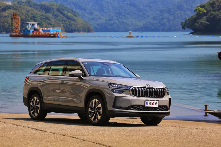 Skoda第二代Kodiaq在Modern Solid設計語彙下，展現出更圓潤簡潔的車身線條。林浩昇攝