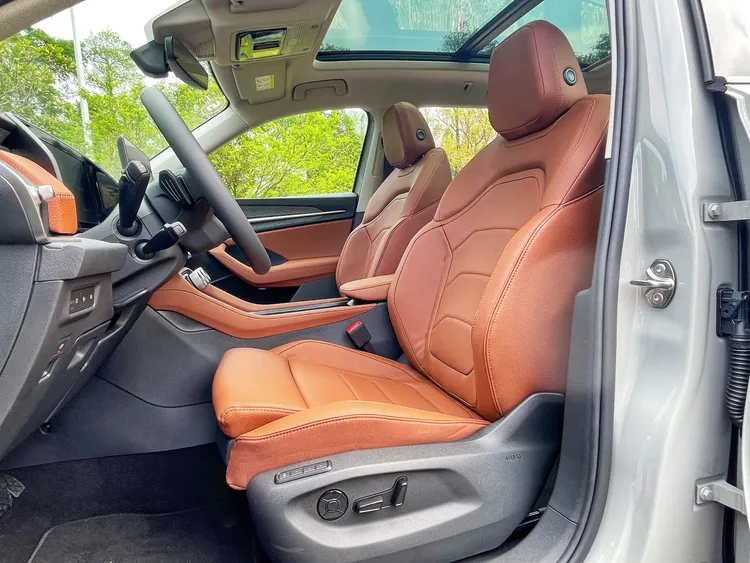 2.0 TSI 4X4車型雙前座電動調整、雙前座位置記憶為標準配備，並可加價6萬元選配雙前座通風、加熱與按摩座椅功能。林浩昇攝