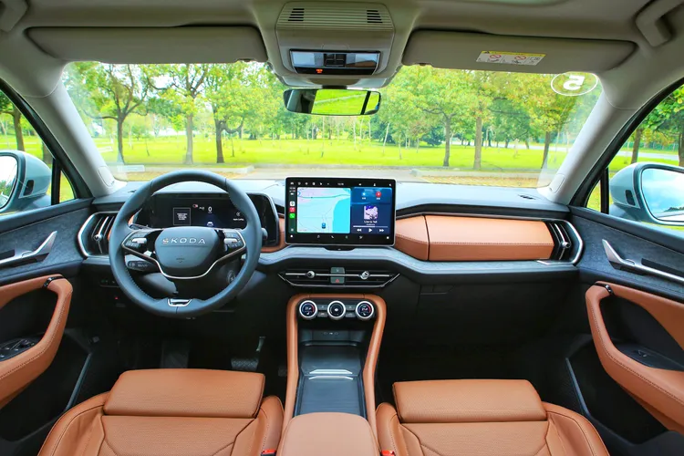 13吋中控觸控螢幕立於中央，搭配大面積軟質塑料、X滾邊縫線皮革與天鵝絨灰飾板，整體質感甚至超越集團內其他同級兄弟車型。林浩昇攝