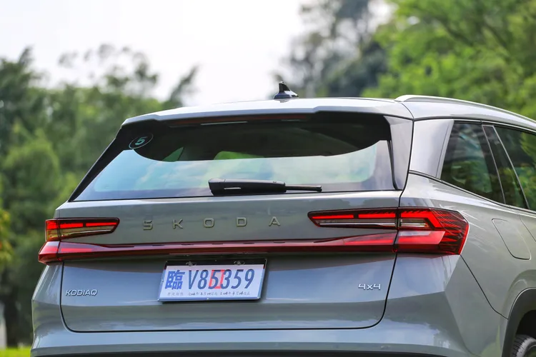 水晶切割風格尾燈結合貫穿式反光片，進一步提升夜間辨識性。林浩昇攝