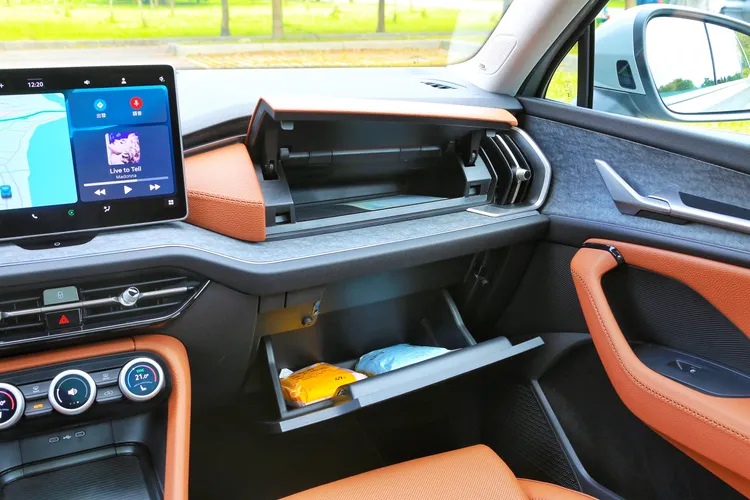 延續前代車型的上下雙層手套箱設計，為收納提供更多便利性。林浩昇攝