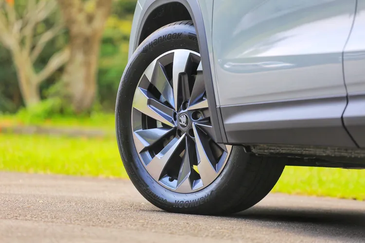 試駕車型配備19吋雙色切削鋁圈，造型較1.5 TSI e-TEC的18吋更具視覺張力，同時也帶來更直接的路感回饋。林浩昇攝