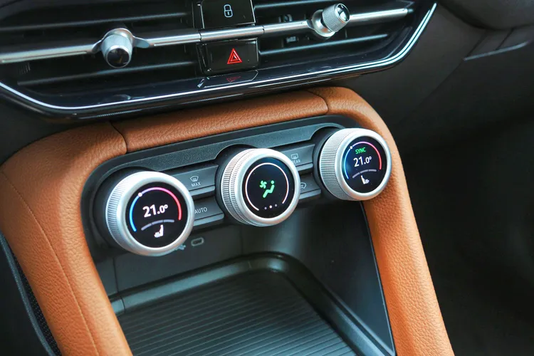 螢幕下方的三個實體旋鈕，結合數位化的功能，打造出Smart Dials多功能數位旋鈕。林浩昇攝