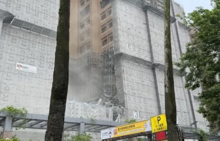台大醫院外牆工程鷹架掉落。翻攝畫面