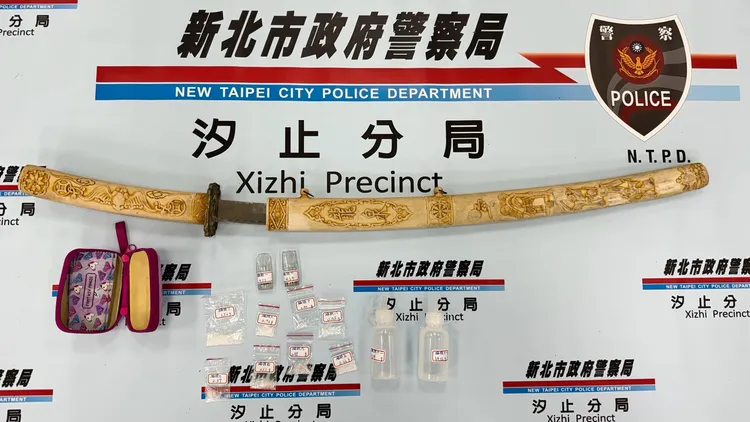 劉嫌身上帶武士刀又藏毒品。翻攝畫面