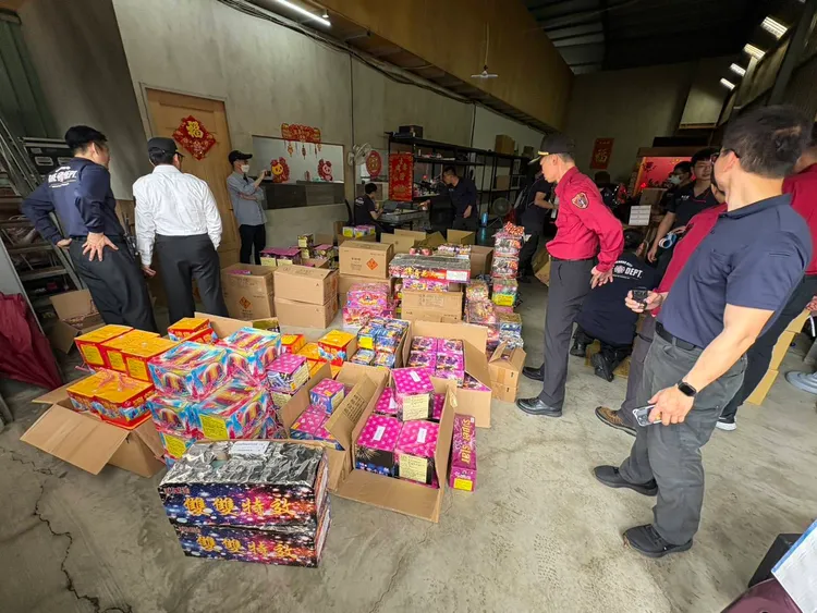 目前正值全國各地媽祖遶境、進香時間，爆竹煙火用量大。消防局提供