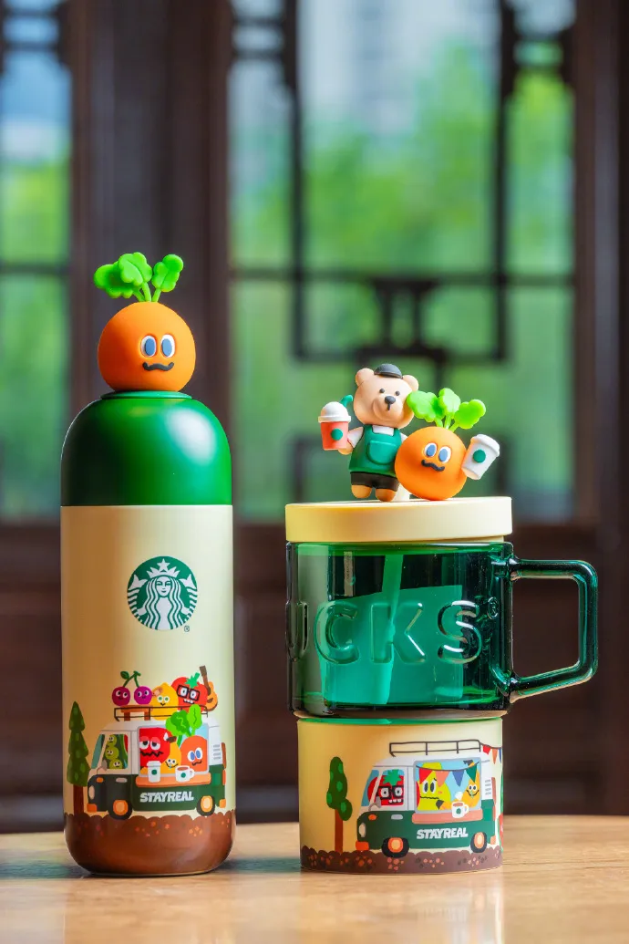 中國星巴克與阿信潮牌推出的聯名杯。翻攝星巴克中國微博
