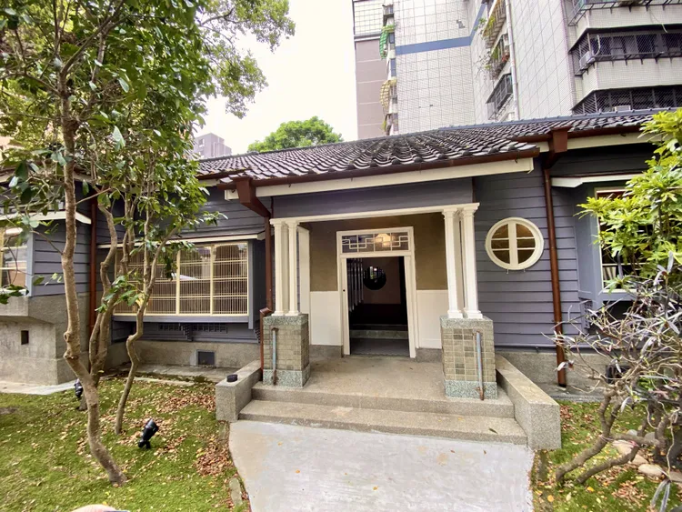 輝室將日治時期台灣第一位台籍司法院長戴炎輝的寓所改造成為餐廳。莊偉祺攝