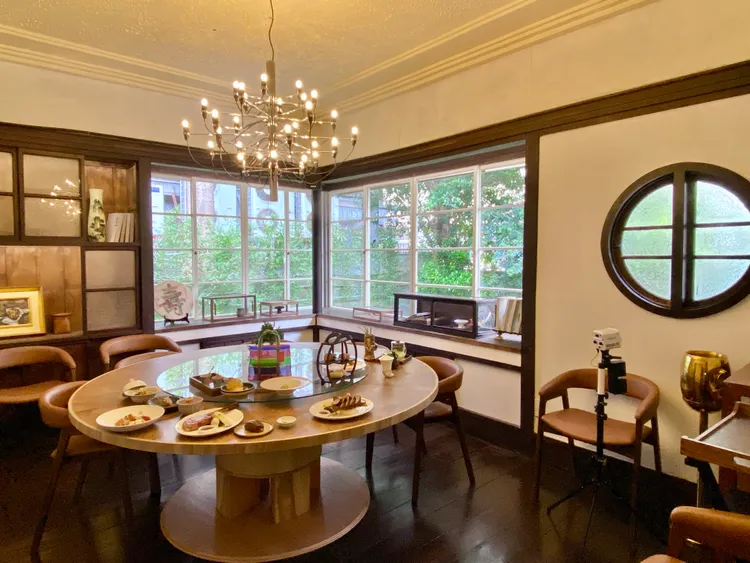 空間保留日式牛眼窗與八角洋風天花板等設計。莊偉祺攝