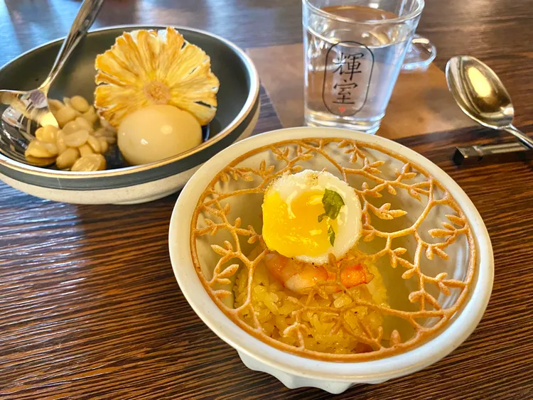 取材自台南蝦仁飯的「月見光明」（右前）及鹽滷豆花（左後）。莊偉祺攝