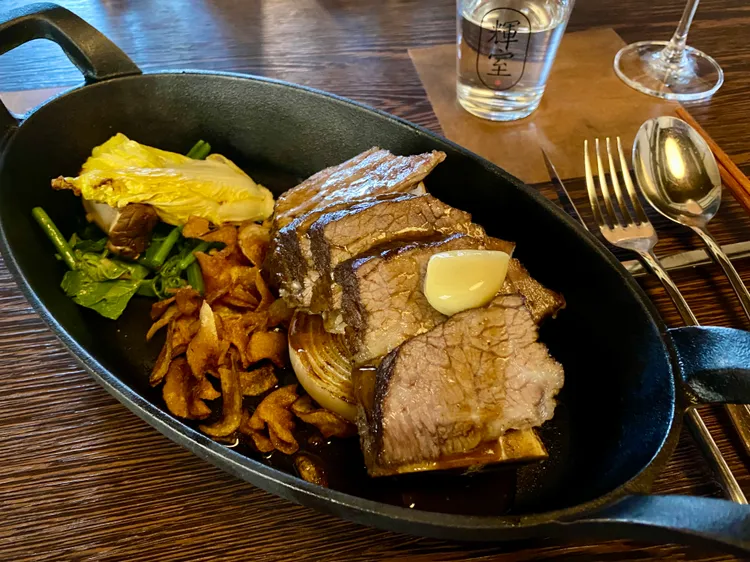 「輝室牛小排」融合山苦瓜乾、烏龍茶醬汁呈現。莊偉祺攝