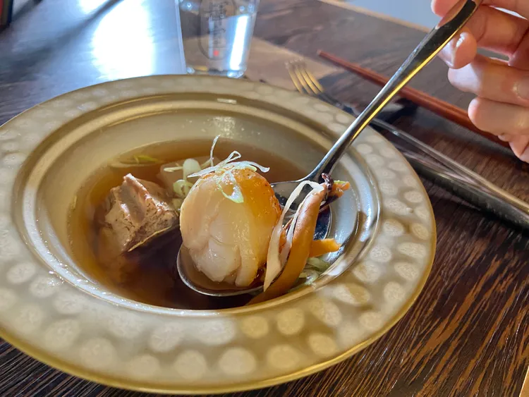 復刻酒家菜魷魚螺肉蒜的「富貴有餘」。莊偉祺攝