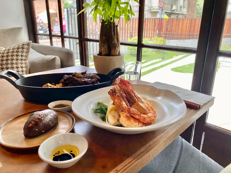 海鮮主餐一次可吃到海虎蝦、干貝等。莊偉祺攝