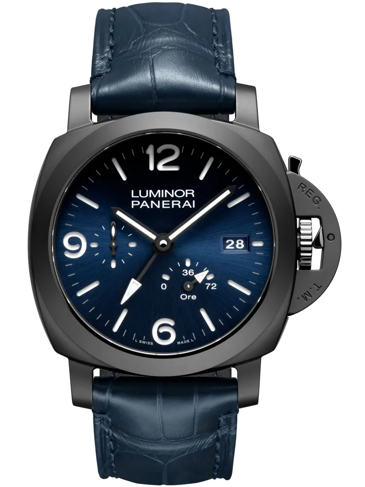 沛納海Luminor兩地時間陶瓷腕錶（PAM01574），44mm，黑色磨砂陶瓷錶殼，藍色太陽放射紋三明治錶盤，藍色鱷魚皮錶帶搭配T/T縫線，P.9012自動上鍊機械機芯，動力儲存3日，防水深度300米。50萬7000元。品牌提供