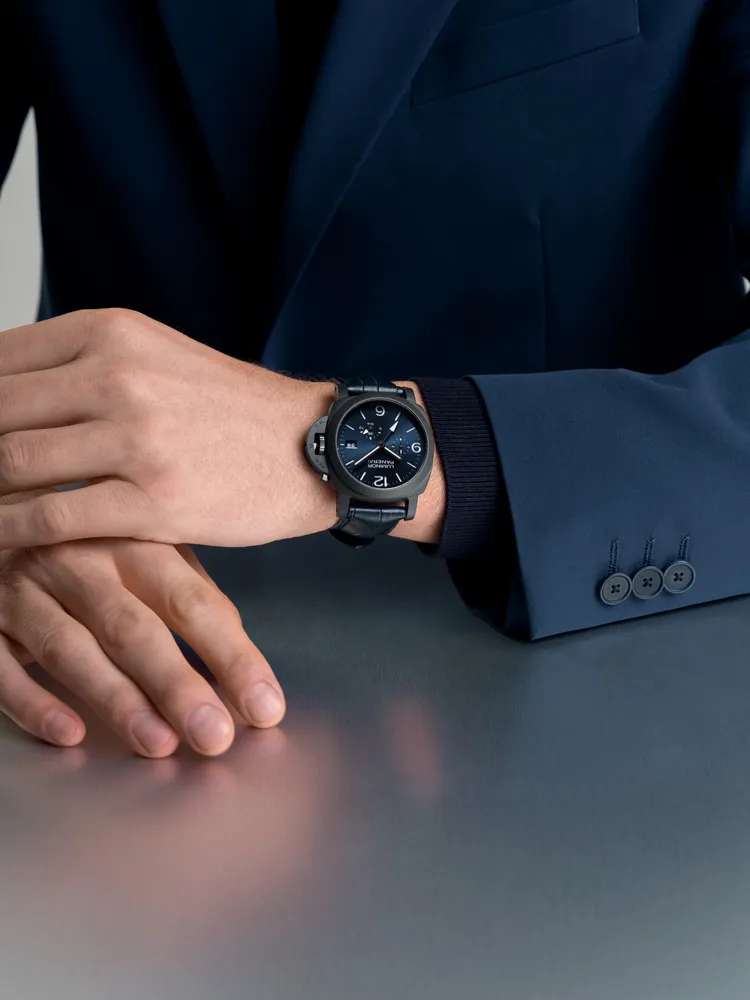 沛納海Luminor兩地時間陶瓷腕錶（PAM01574），44mm，黑色磨砂陶瓷錶殼，藍色太陽放射紋三明治錶盤，藍色鱷魚皮錶帶搭配T/T縫線，P.9012自動上鍊機械機芯，動力儲存3日，防水深度300米。50萬7000元。品牌提供