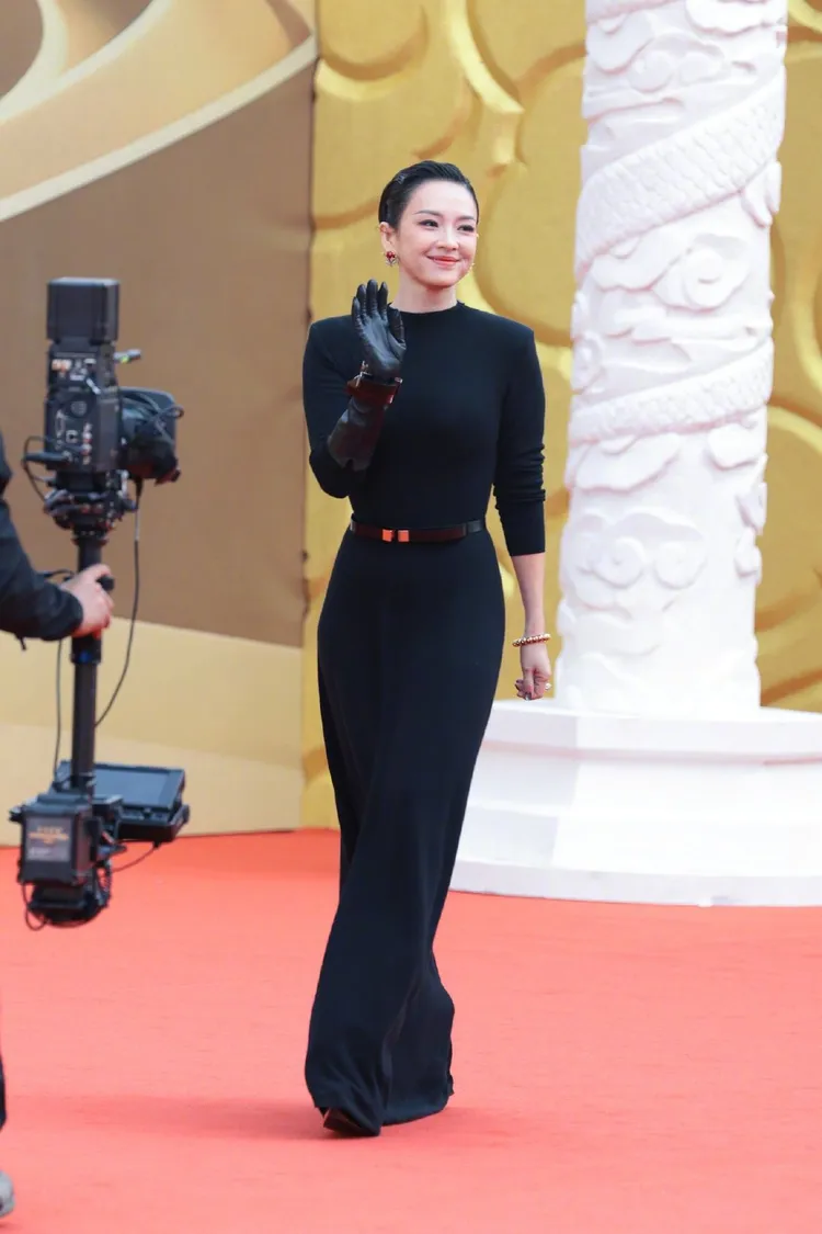 章子怡身穿TOM FORD 2025秋冬系列長裙出席華表獎。翻攝賈越Jeremy微博