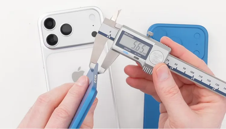 以模型機測試，厚度僅有5.65mm。翻攝Unbox Therapy YouTube