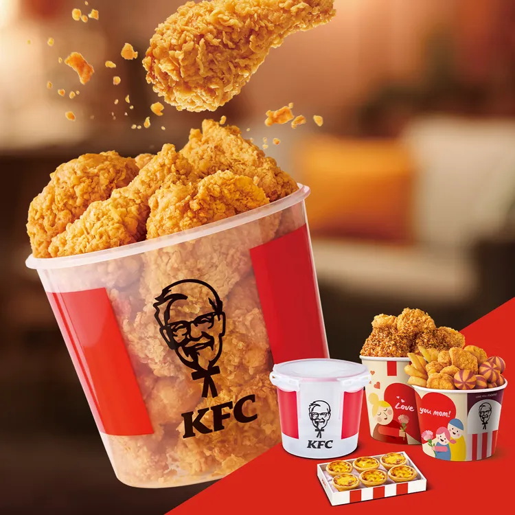 這次「我愛媽咪親子桶」分為大小尺寸，大炸雞桶內含蜂蜜風味蒜醬脆雞、咔啦脆雞各3塊，小點心桶則內含上校雞塊8塊及雙色轉轉QQ球與中薯。肯德基提供
