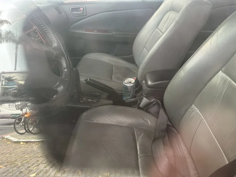 王男相當大膽，車內杯架就放了瓶開過的啤酒。翻攝照片