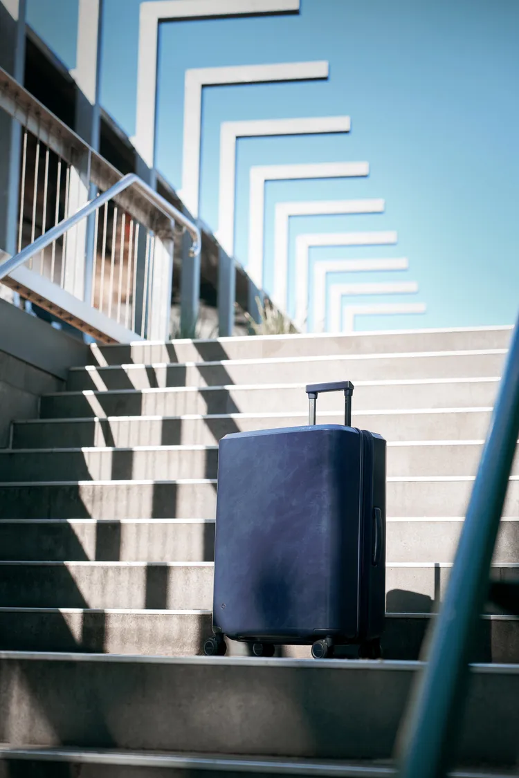 Samsonite EVOA Z四輪行李箱，20吋／1萬1800元、25吋／1萬3800元、28吋／1萬5800元。品牌提供