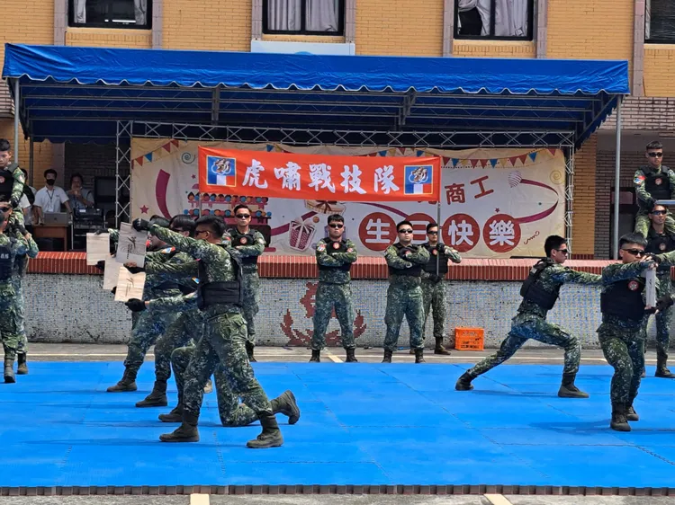 陸軍關渡地區指揮部虎嘯戰技隊帶來精采戰技表演。校方提供