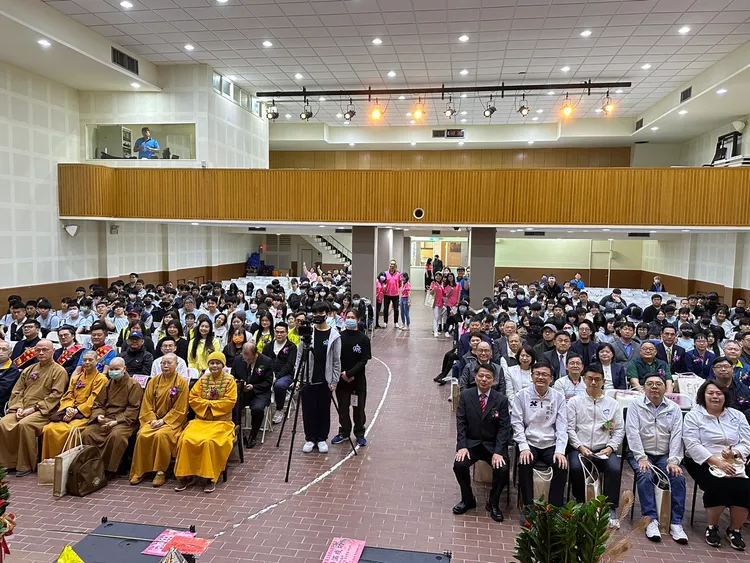 智光商工60年校慶嘉賓雲集，還有第一屆畢業的大學長榮耀回歸，大方捐出10萬元當作校務基金。校方提供